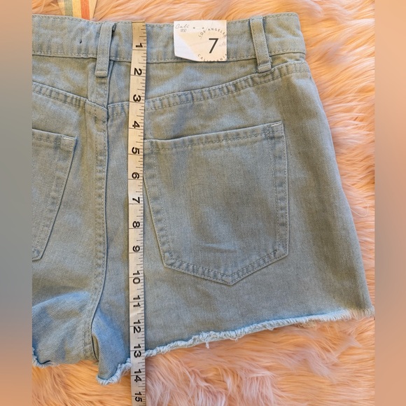 NWT Cali 1850 Light Wash Denim Shorts With Embroidered Daisies Size 7 - Picture 6 of 9
